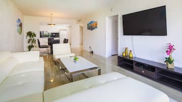 Condo de lujo | Área de sala de estar | Televisión de pantalla plana de 40 pulgadas con canales por cable