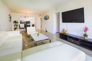 Condo superluxo | Área de estar | TV de tela plana 40 polegadas com canais a cabo