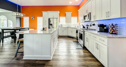 Amenity Paradise! Theater, Game-room, Mini Golf, Outdoor Bowling & Hot Tub!