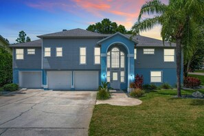 Exterior - Amenity Paradise! Theater, Game-room, Mini Golf, Outdoor Bowling & Hot Tub! (Palm Harbor)