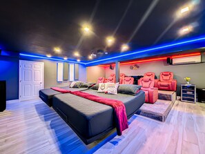 6 bedrooms, desk, iron/ironing board, travel cot - Amenity Paradise! Theater, Game-room, Mini Golf, Outdoor Bowling & Hot Tub! (Palm Harbor)
