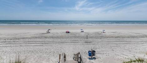 Una playa cerca, sillas reclinables de playa, toallas de playa