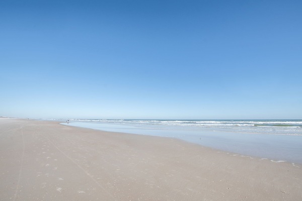 Vlak bij het strand, ligstoelen, strandlakens