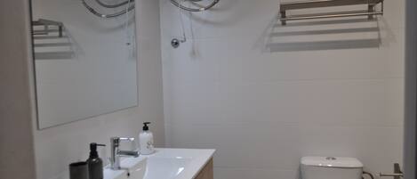 Dusche, Haartrockner, HandtĂŒcher, Seife