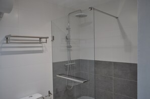 Regadera, secadora de cabello, toallas, jabón