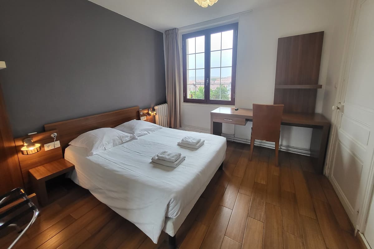Classic Double Room | Langsir/tirai gelap terus, seterika/papan seterika, Wi-fi percuma