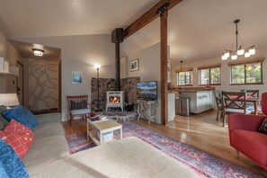 Smart TV, fireplace, offices, computer monitors - Central & Cozy Pet-Friendly Cabin w Fenced In Yard (Carnelian Bay)