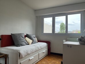 2 bedrooms, iron/ironing board, free WiFi, bed sheets - Sunny quiet apt Bois de Vincennes for 2-5 pers during 2024 Paris Olympics (Fontenay-sous-Bois)