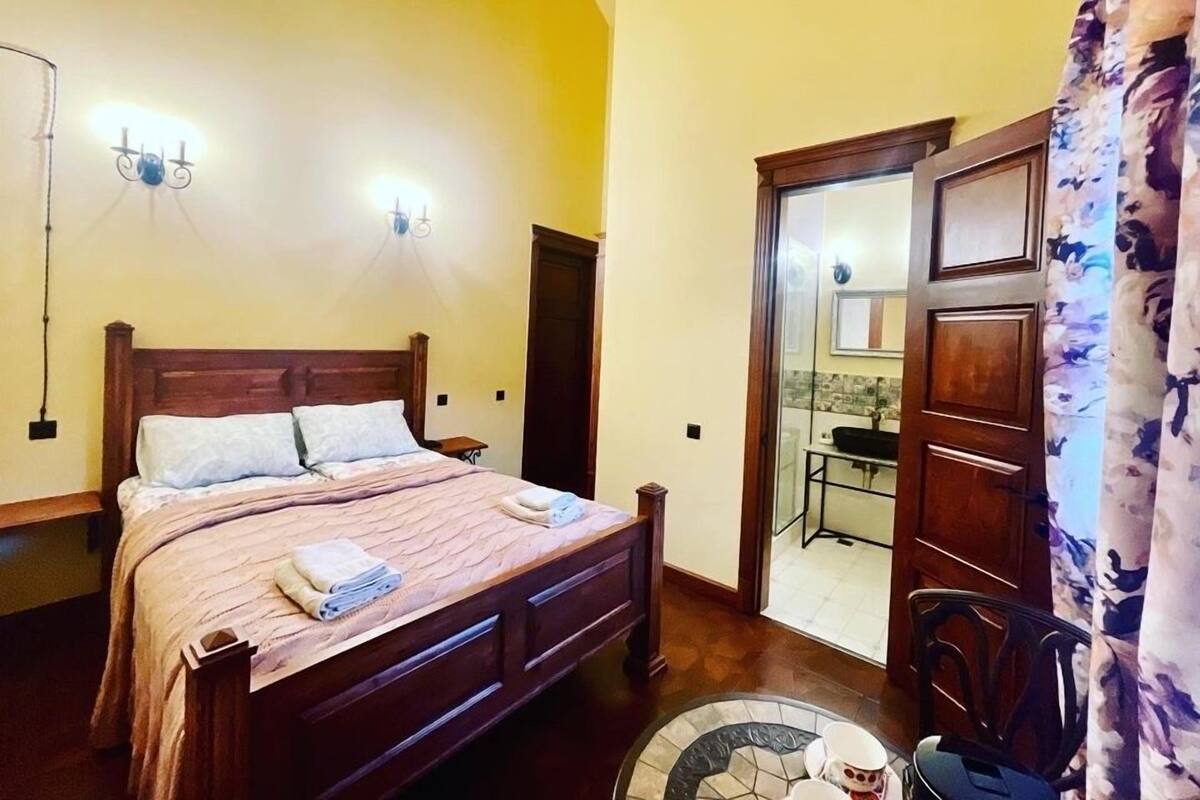 Klassieke tweepersoonskamer, 1 tweepersoonsbed, uitzicht op gebergte | Italiaanse Frette-lakens, luxe beddengoed, bedden met traagschuimmatras