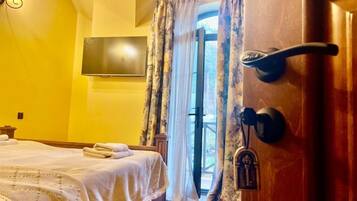 Habitación doble exclusiva, 1 cama Queen size, balcón, junto a la alberca | Sábanas italianas Frette y ropa de cama de alta calidad