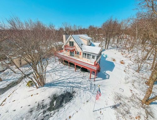 Pocono Chalet w Hot Tub, Firepit Games & Pool Table