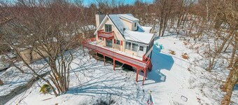 Pocono Chalet w Hot Tub, Firepit Games & Pool Table