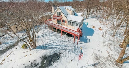 Pocono Chalet w Hot Tub, Firepit Games & Pool Table
