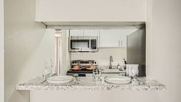 Geladeira, micro-ondas, fogão, cooktop