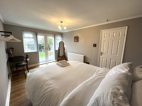 Escape to our tranquil 3-bedroom bungalow in Wakefield, Entire home.