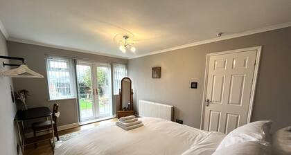 Escape to our tranquil 3-bedroom bungalow in Wakefield, Entire home.