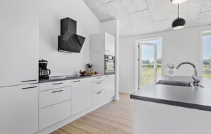 Kjøleskap, ovn, kokeplater og oppvaskmaskin