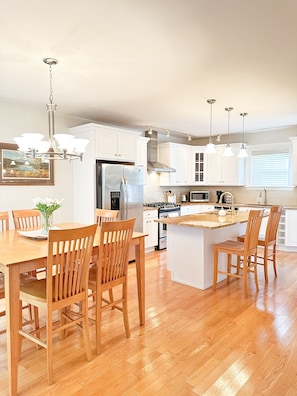 Dining - 7Mins to Yale I ENTIRE HOUSE I Large fenced yard I King bed I 3BR I Group Gather (New Haven)
