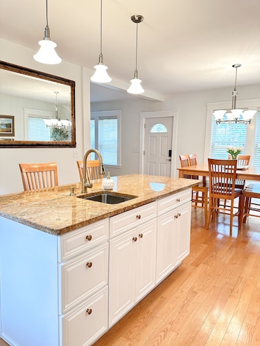 7Mins to Yale I ENTIRE HOUSE I Large fenced yard I King bed I 3BR I Group Gather