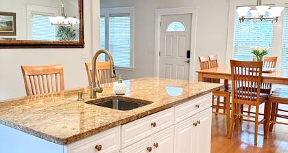 7Mins to Yale I ENTIRE HOUSE I Large fenced yard I King bed I 3BR I Group Gather