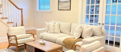 Smart TV, lareira, livros