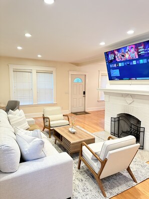 تلفزيون ذكي، مدفأة، كُتُب