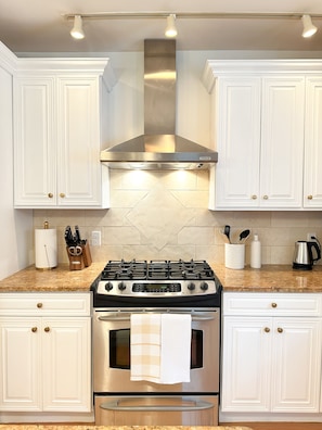 Fridge, microwave, oven, stovetop - 7Mins to Yale I ENTIRE HOUSE I Large fenced yard I King bed I 3BR I Group Gather (New Haven)