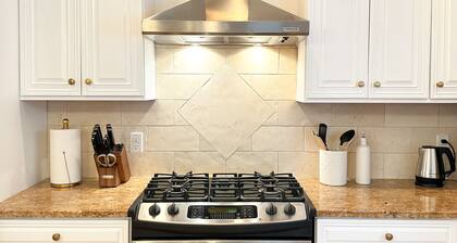 7Mins to Yale I ENTIRE HOUSE I Large fenced yard I King bed I 3BR I Group Gather