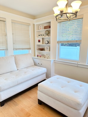 Smart TV, fireplace, books - 7Mins to Yale I ENTIRE HOUSE I Large fenced yard I King bed I 3BR I Group Gather (New Haven)