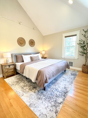 3 عدّة غرف نوم وخزنة داخل الغرفة ومكتب ومكواة/لوح كي