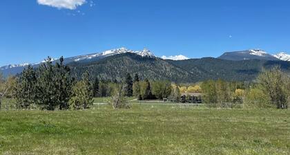 Trapper view bench-top bungalow with privacy and lots of space. RV hook-ups!