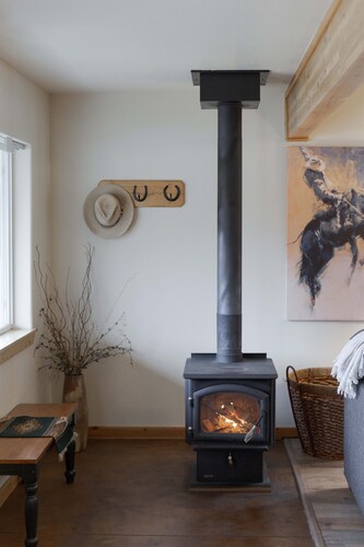 Trapper view bench-top bungalow with privacy and lots of space.  RV hook-ups!