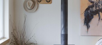 Trapper view bench-top bungalow with privacy and lots of space.  RV hook-ups!