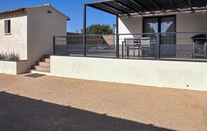 Terrace/patio - Nice home in Bedarrides (Bedarrides)