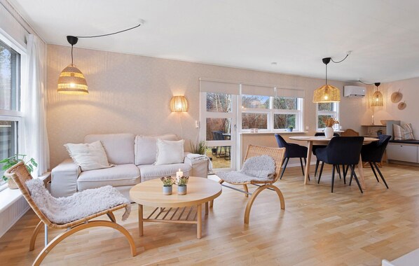 TV - Stunning home in Sæby with WiFi (Sæby)