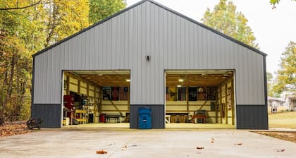 Guest house and spacious shop located between Discovery Park and Reelfoot Lake