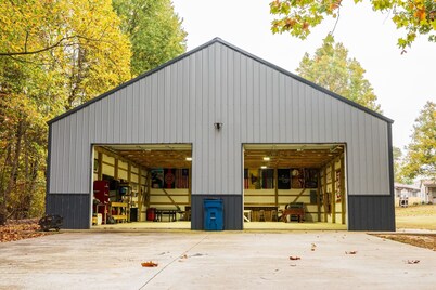 Guest house and spacious shop located between Discovery Park and Reelfoot Lake