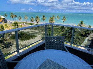 A balcony with a view of the beach and ocean. - Apto pé na areia Ponta de Campina-PB (Cabedelo)