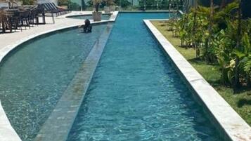 Piscina externa, guarda-sóis, espreguiçadeiras