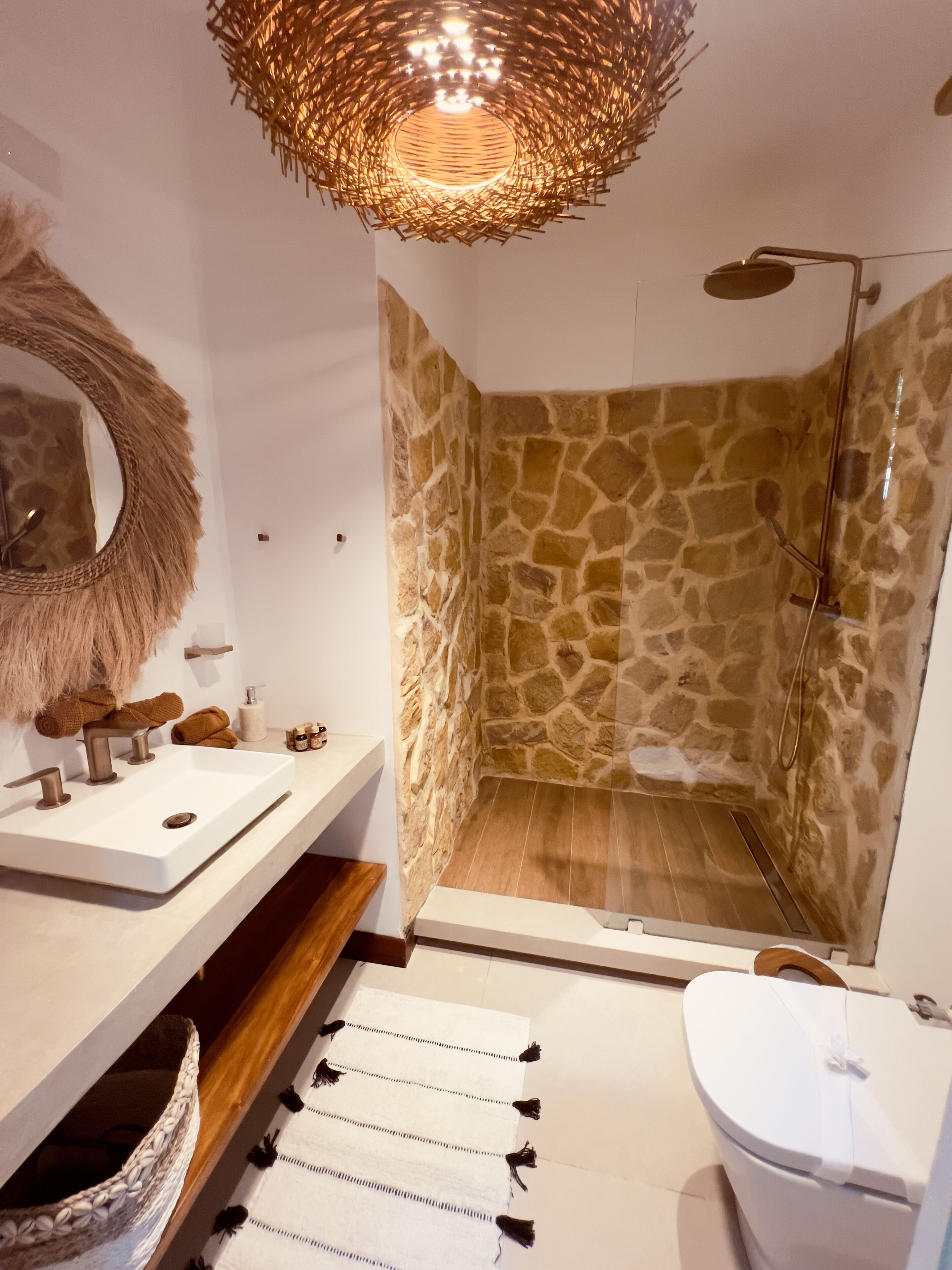 Een douche, een haardroger, handdoeken, zeep