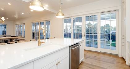 Holiday Lake House - Sleeps up to 32 w/ swim spa