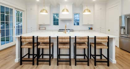 Holiday Lake House - Sleeps up to 32 w/ swim spa