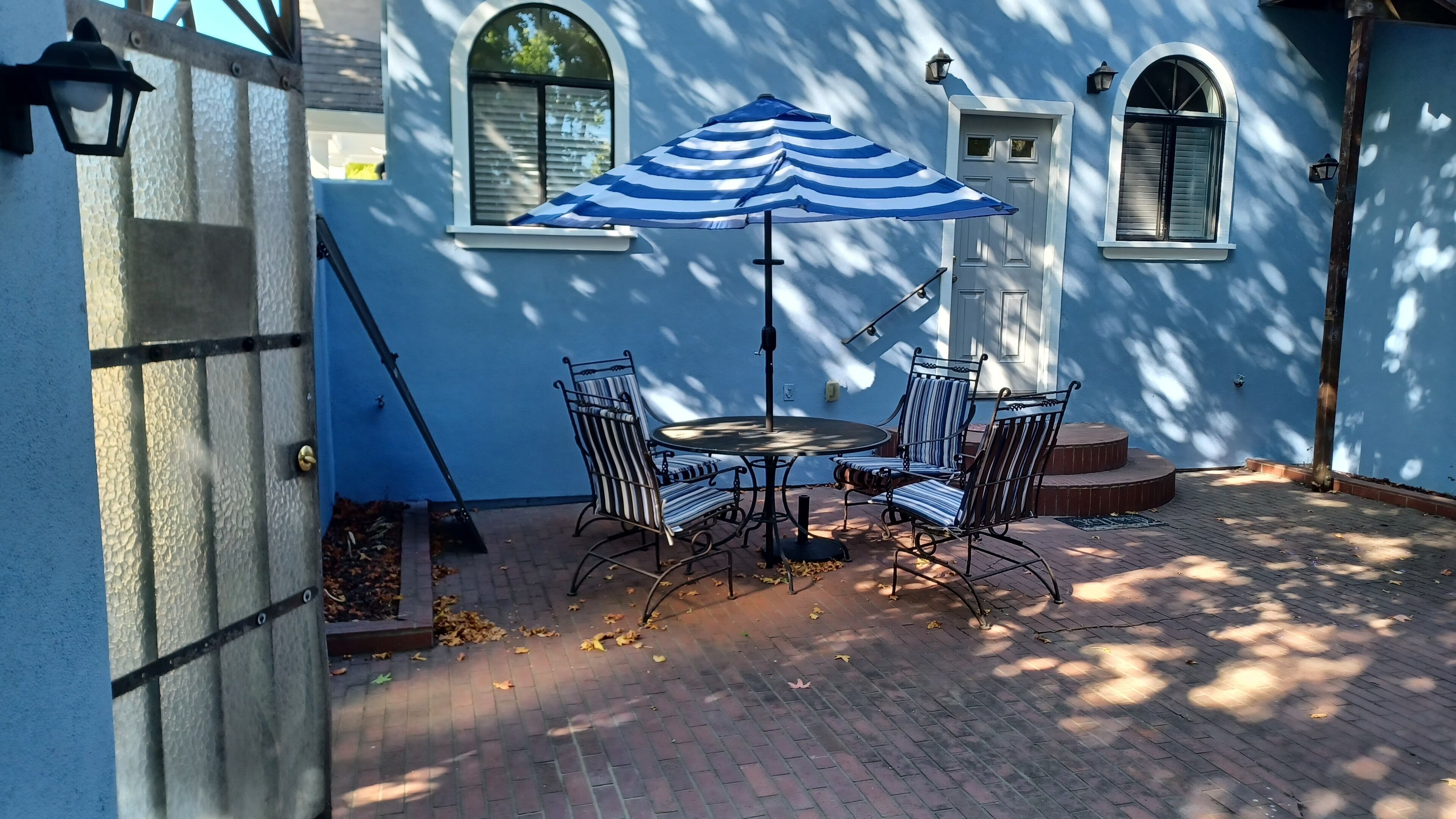 Luxurious 1 bedroom suite with private fenced patio. Pet Friendly.