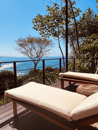 Property grounds. VERANERA, bas de villa avec vue magnifique sur le pacifique