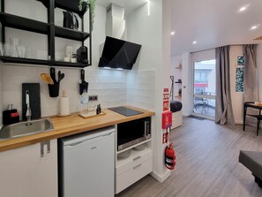 Studio Standard | Cuisine privée | Mini-réfrigérateur, four à micro-ondes, un four, grille-pain