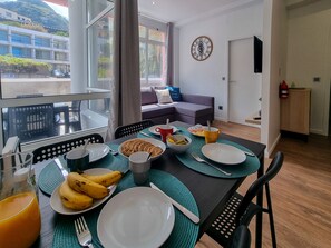 Departamento de diseñador | Área de sala de estar | Televisión de pantalla plana, Netflix y servicios de streaming