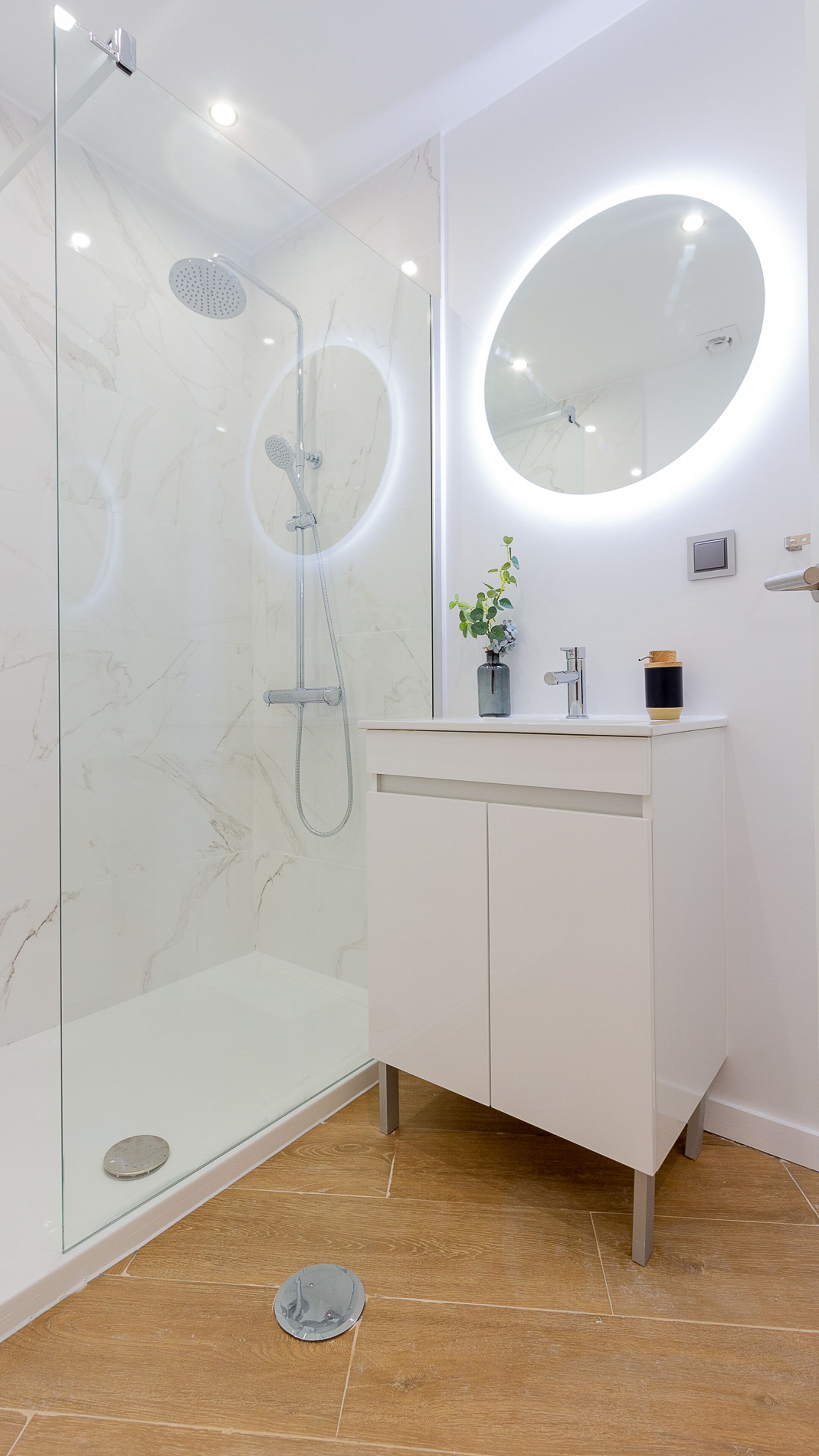 Estudio | Baño | Ducha, cabezal de ducha tipo lluvia, secador de pelo y toallas