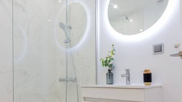 Estudio | Baño | Ducha, cabezal de ducha tipo lluvia, secador de pelo y toallas