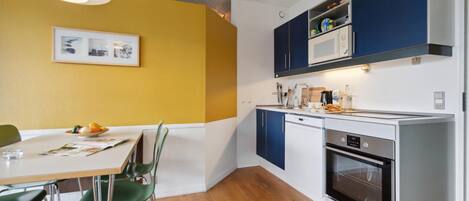 Fridge, oven, stovetop, dishwasher