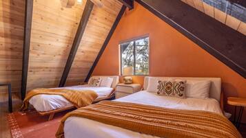 3 bedrooms, desk, travel cot, WiFi